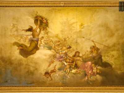 Al centro, in un vasto riquadro rettangolare, � dipinto uno scenario paradisiaco dai colori caldi dove sono rappresentate le muse comodamente adagiate su candide nuvole tra vivaci putti e colorati fiori